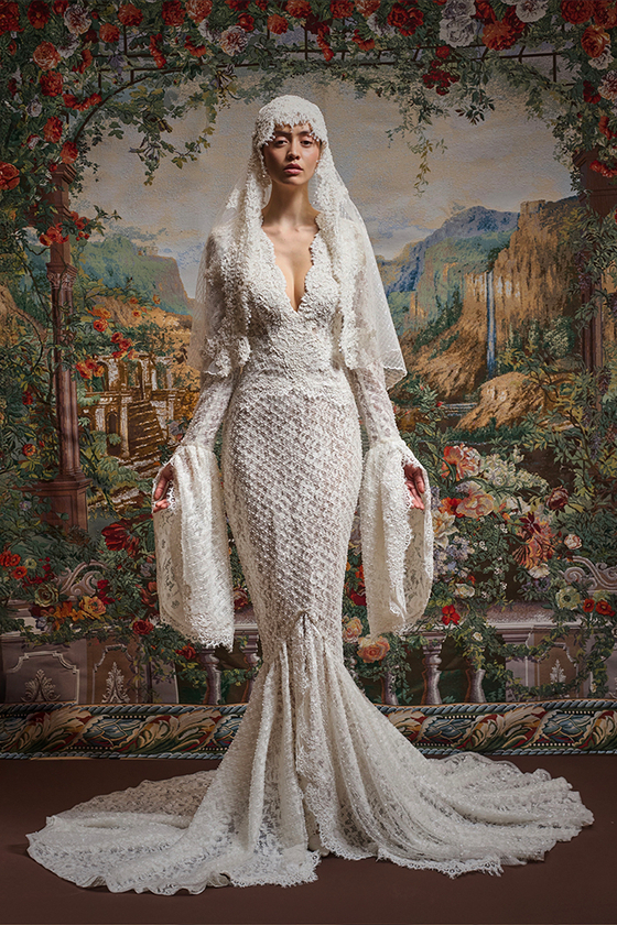 Платье макси со шлейфом и вставками из кордового кружева