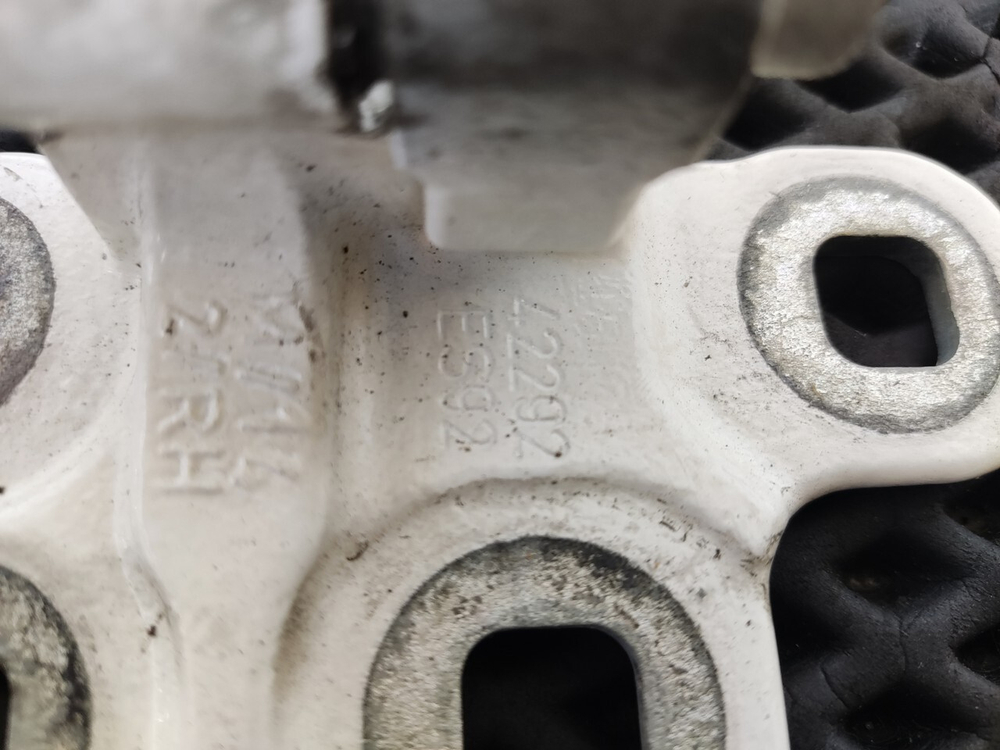 Петля двери правой