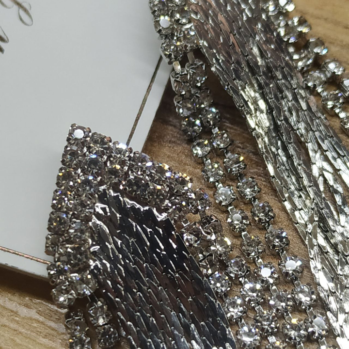 Серьги англ.заст. Bogema уголок из страз цепочки жгутики металл серебристый