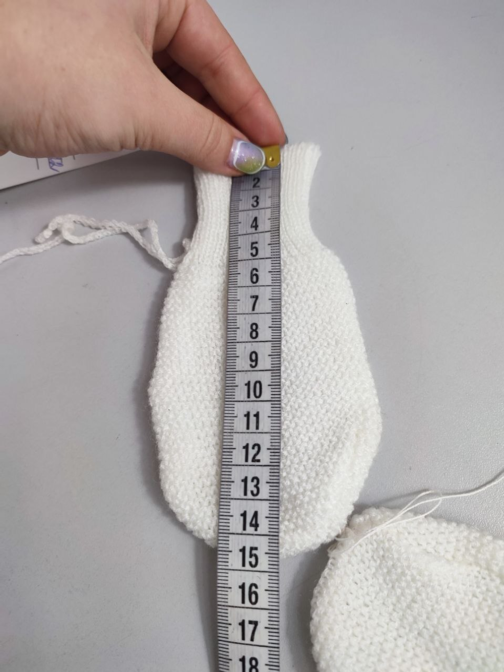 Варежки белые красивые