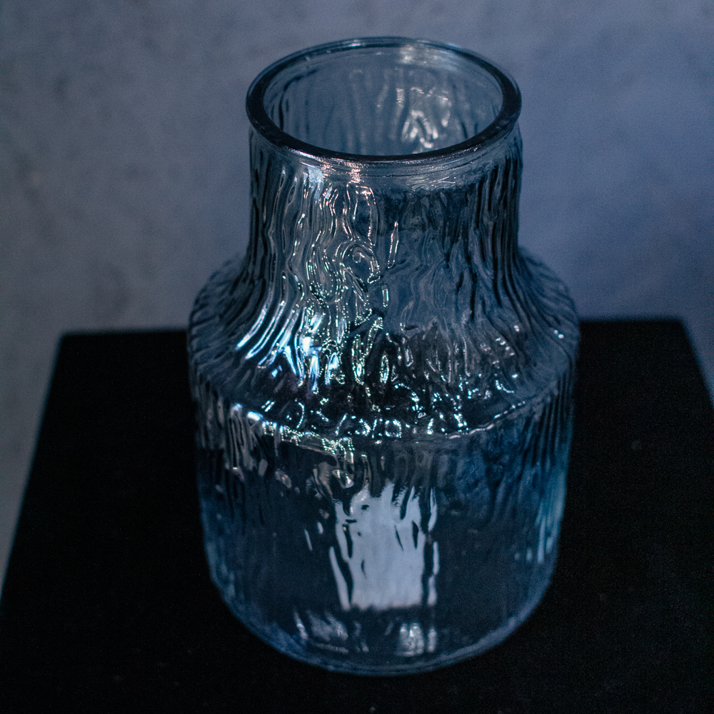 3. Серо-голубая стеклянная ваза с рельефом воды