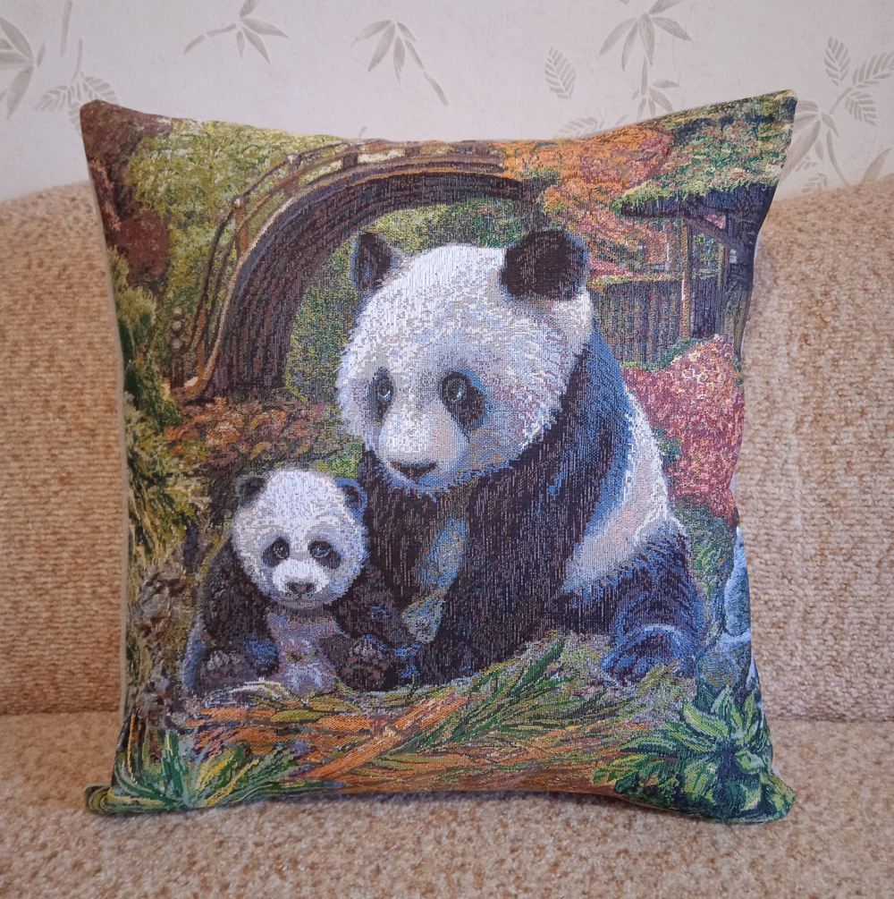 Декоративный гобеленовый чехол Панды 47х47