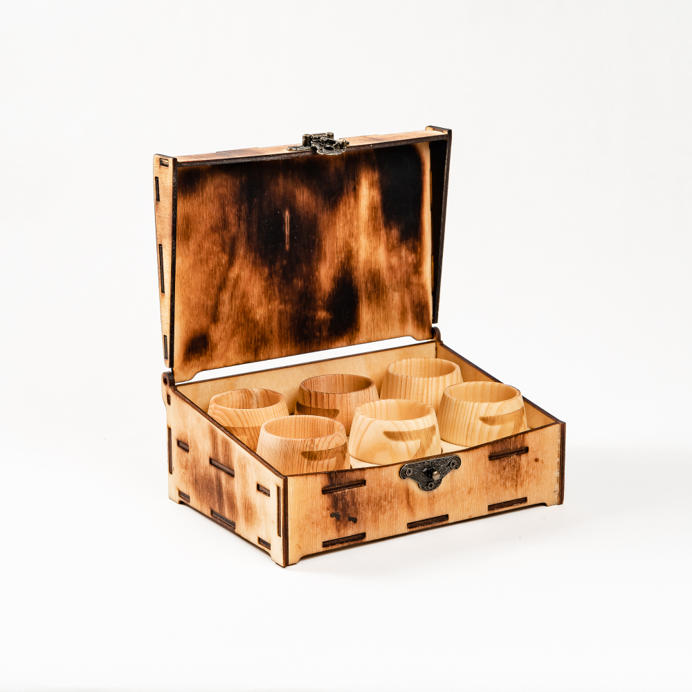 Подарочный набор рюмки (стопки) из древесины кедра в шкатулке PK47