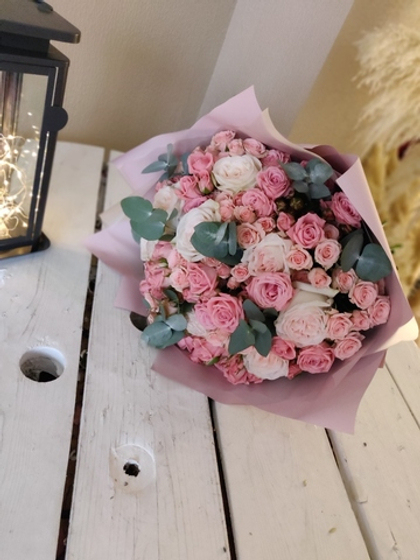 Нежный букет с пионовидной, кустовой розой и эвкалиптом