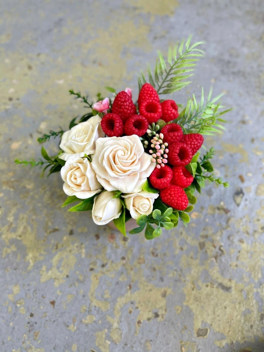 Букет «Малина в розах»