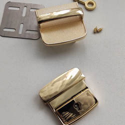 Замок-защелка портфельный на винтах 42*40 Золото