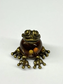 Бронзовая статуэтка на янтаре