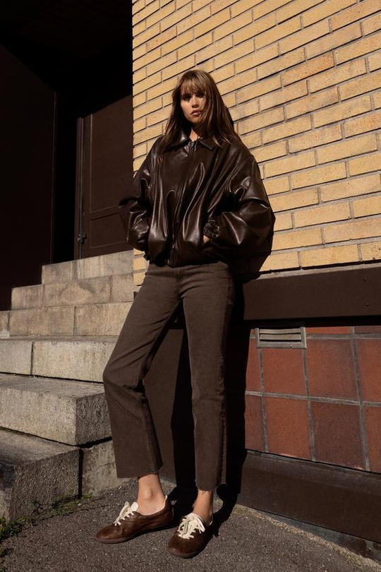ZARA УКОРОЧЕННЫЕ РАСКЛЕШЕННЫЕ ДЖИНСЫ TRF С ВЫСОКОЙ ПОСАДКОЙ, КОРИЧНЕВЫЙ