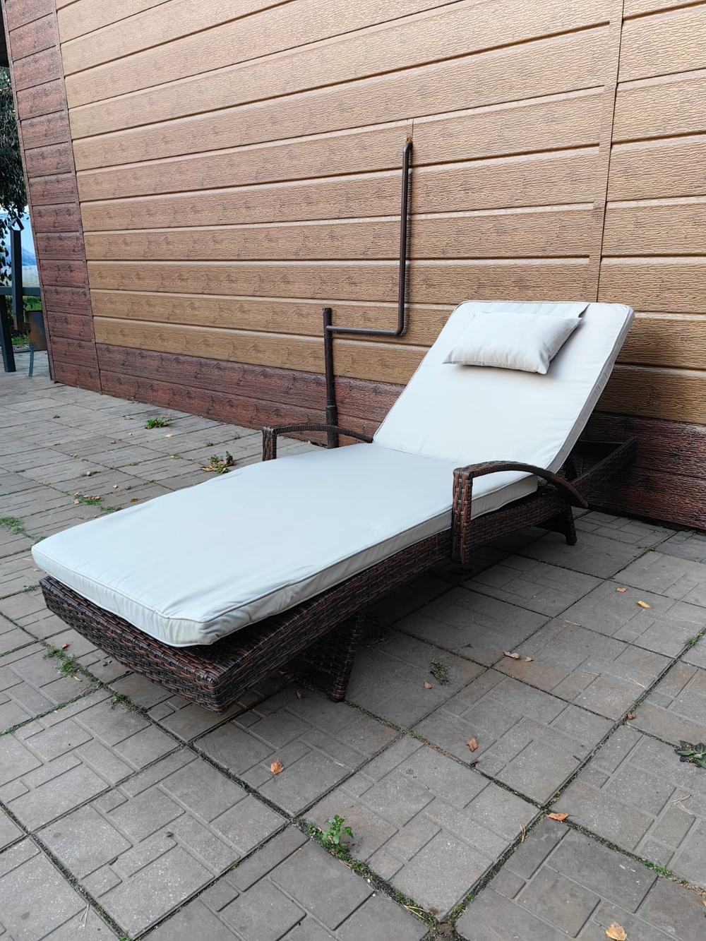 Шезлонг из искусственного ротанга с подлокотниками «MARA » — Dark Brown