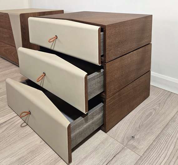 Тумбочка-столик Teorema, бежевая экокожа, шпон ореха