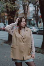 Однобортный удлиненный жилет-пиджак цвета беж