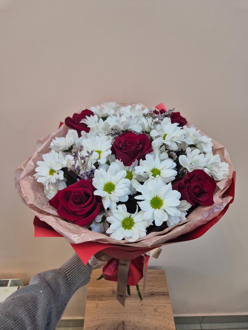 Роза красная с хризантемой кустовой сборный букет