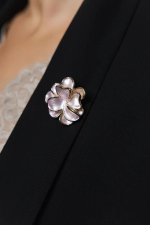 Брошь маленький цветок из нежно-розового перламутра с золотой окантовкой