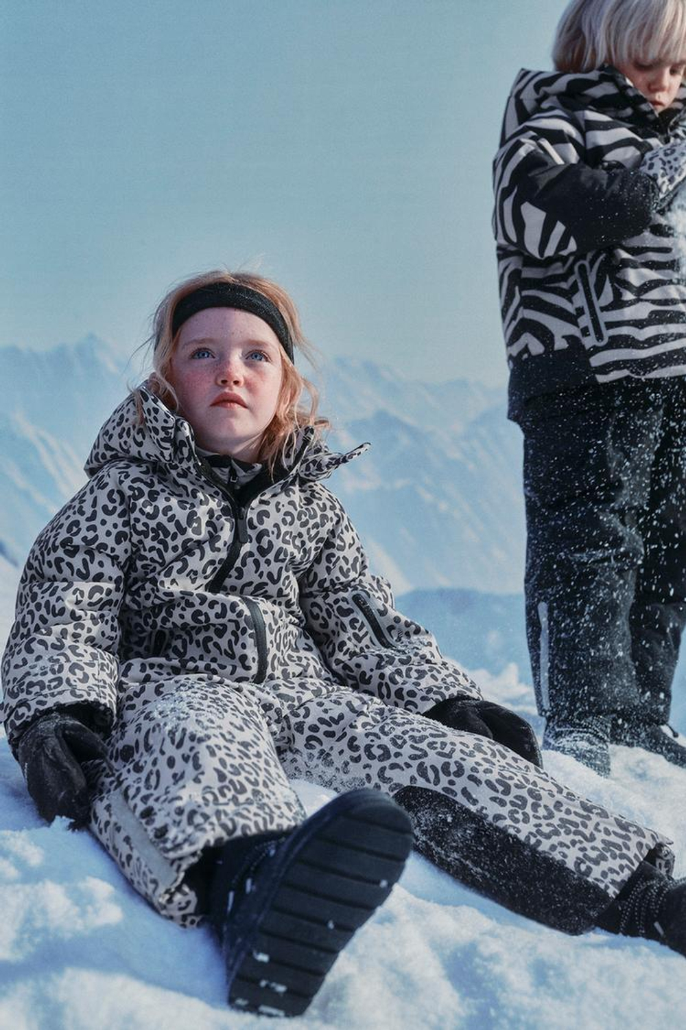 ZARA НЕПРОМОКАЕМЫЙ ВЕТРОЗАЩИТНЫЙ КОМБИНЕЗОН С АНИМАЛИСТИЧЕСКИМ ПРИНТОМ, СВЕТЛО-СЕРЫЙ