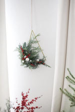 Рождественский венок на треугольной металлической основе