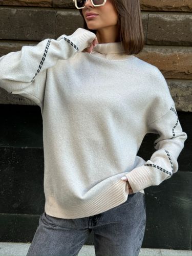 Бежевый свитер с узором на рукавах