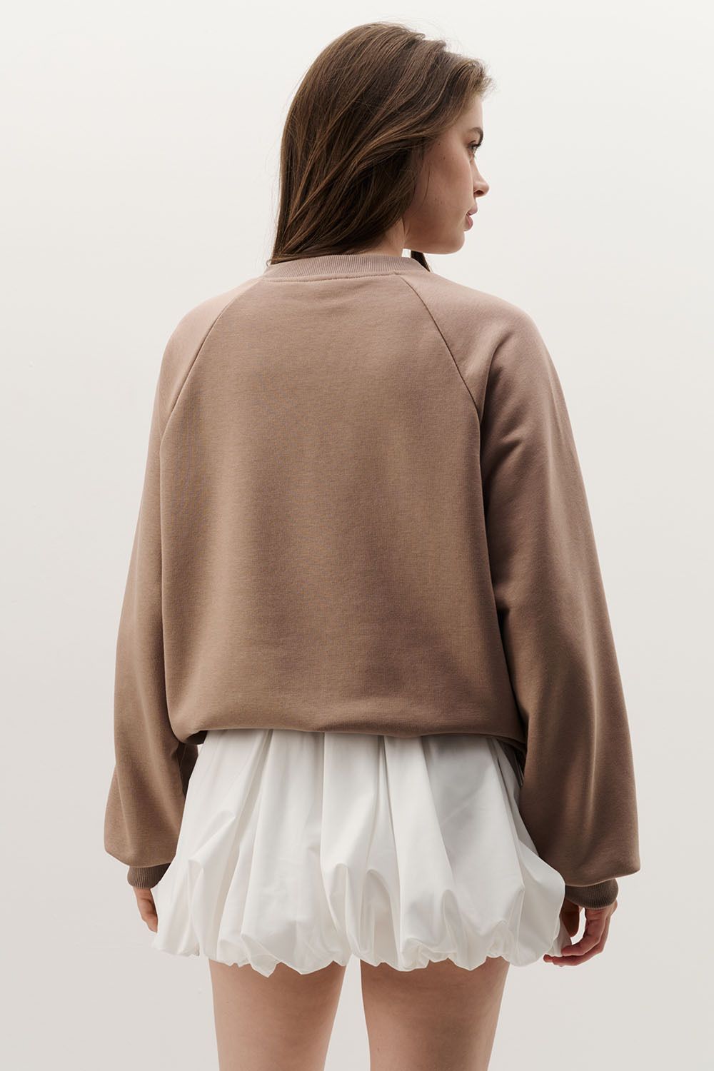 Свитшот с V-образным вырезом цвета капучино