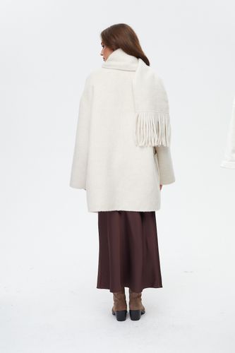 Укороченное пальто с шарфом в молочном цвете
