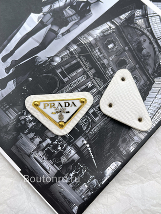 Логотип металлический Прад. на коже белый золото
