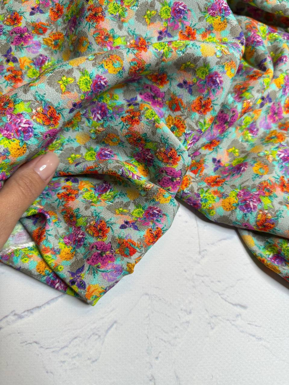 Плательно-блузочная креповая вискоза (100%вискоза, Жемчужный серый фон/цветочный калейдоскоп, 146, 140 гр/м2)