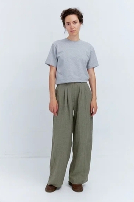 Брюки со складками из льна цвета хаки в елочку