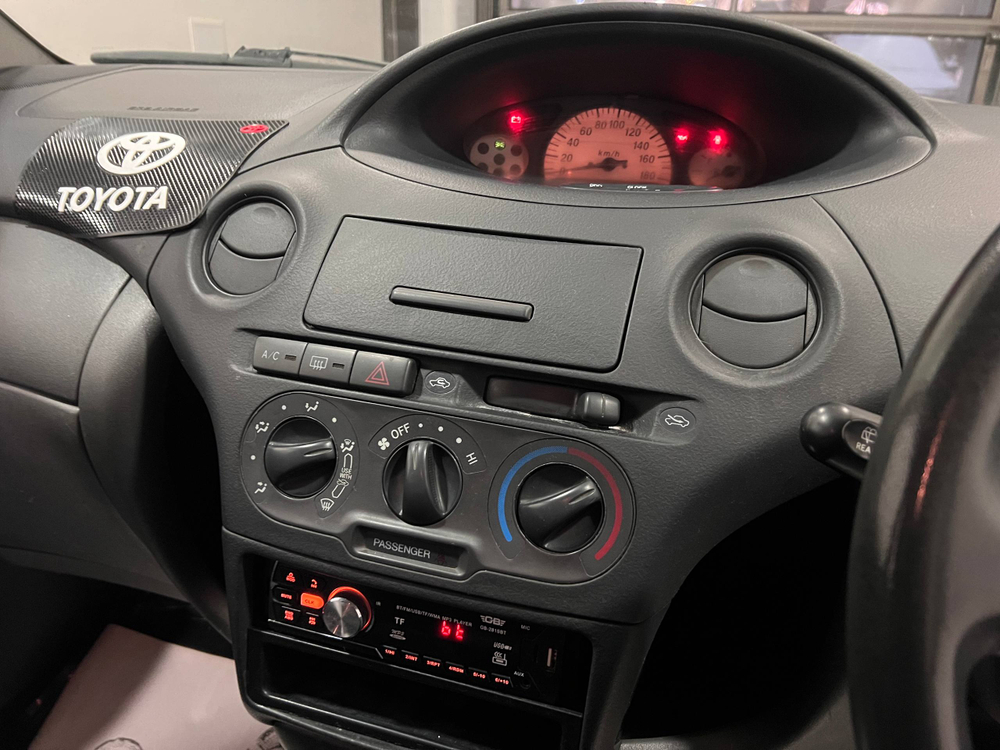 Toyota Vitz, 2004 год