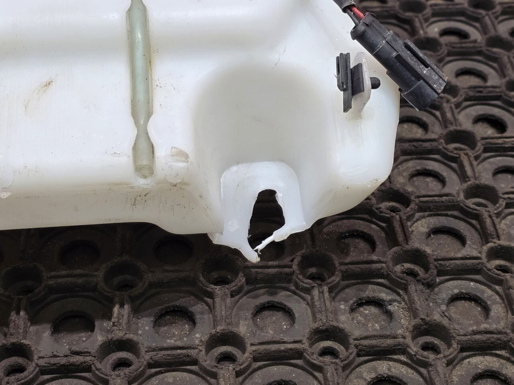 Бачок омывателя лобового стекла 2023 г