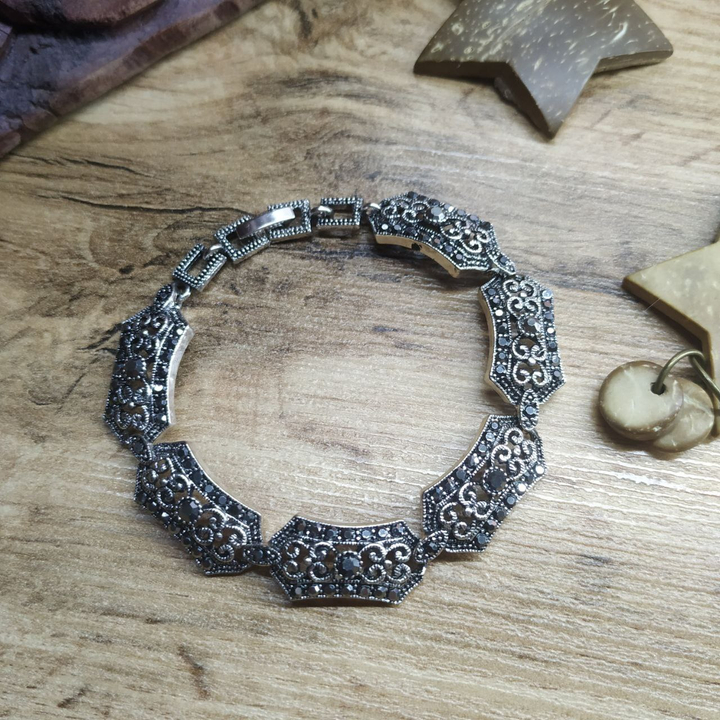 Браслет Vogue Прямоугольник сердца стразы графитовые металл серебристый на красном бархате