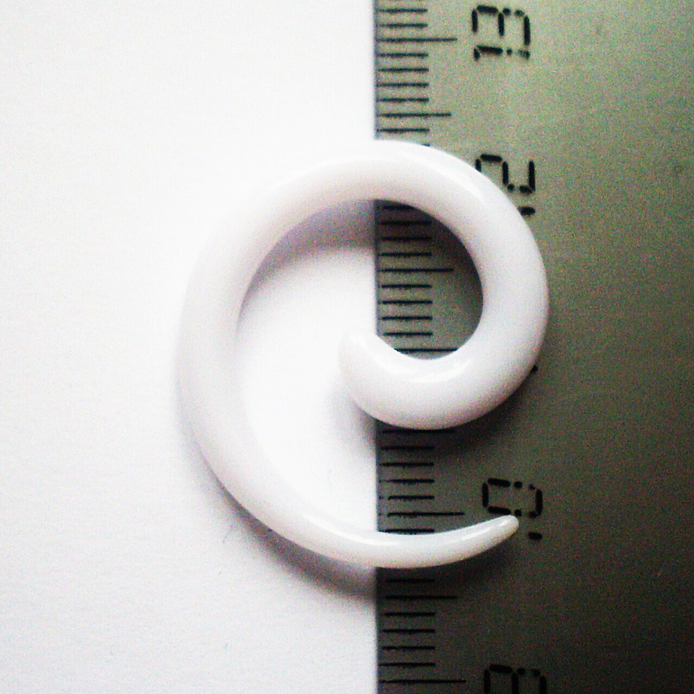Растяжка спираль из акрила 4 мм для пирсинга ушей. Белая