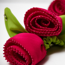 Резинка-роза фуксия с листочком