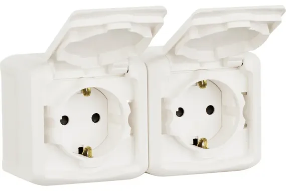 Розетка Legrand Quteo с заземлением + шторка двойная накладная IP44 белая 25995