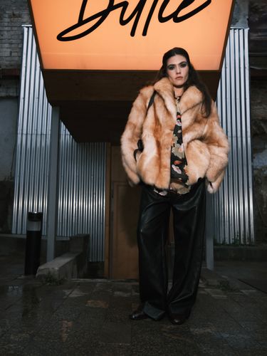 Короткая шуба из овчины и шалевым воротником