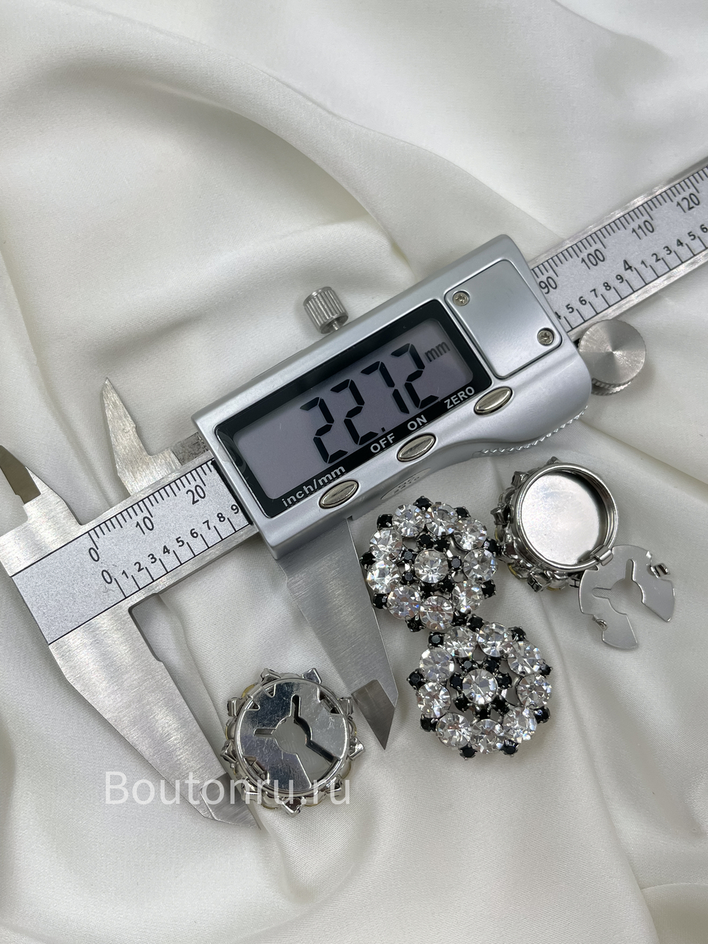 Накладка на пуговицу стразы серебристо-черные в серебристом обрамлении (клипса)