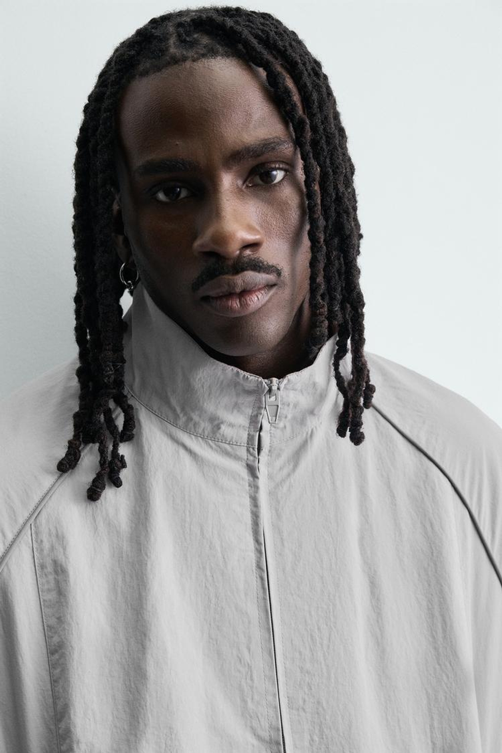 ZARA КУРТКА ИЗ ВЫСОКОТЕХНОЛОГИЧНОЙ ТКАНИ С КОНТРАСТНЫМИ ДЕТАЛЯМИ, СВЕТЛО-СЕРЫЙ