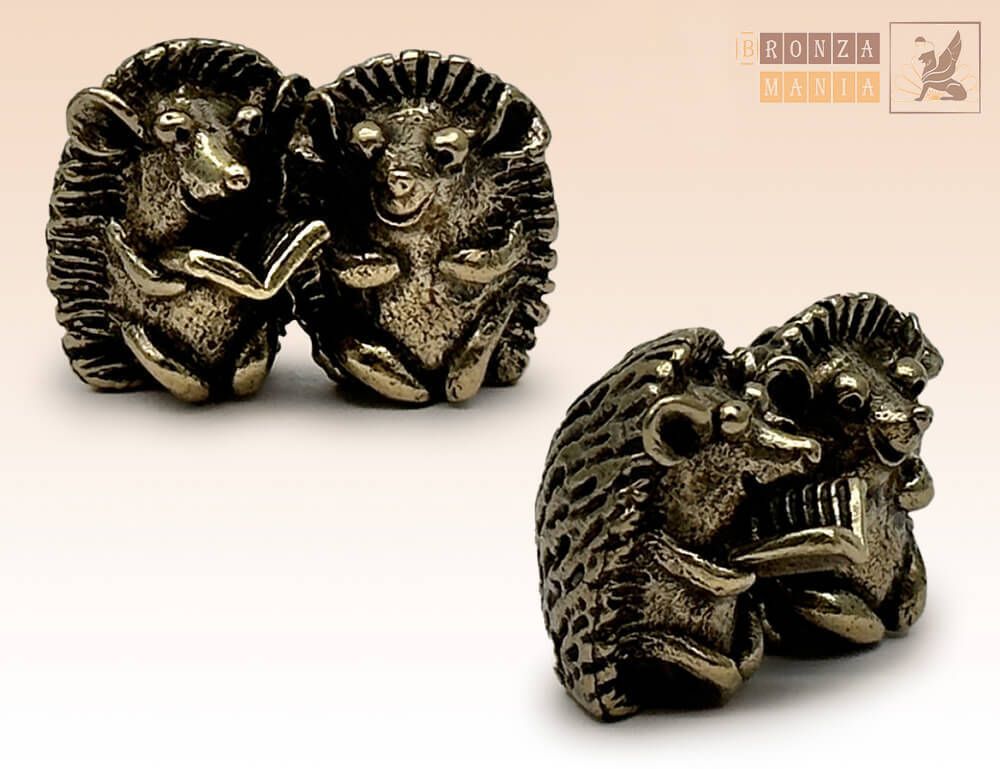 фигурка Ежики с книгой