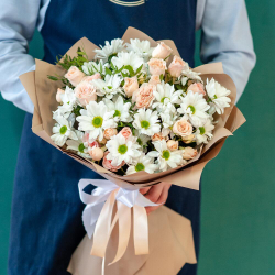 Букет с кустовой розой и хризантемой