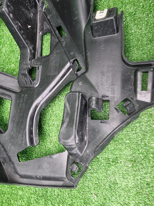 Кронштейн ПТФ правый BMW X1 F48 (2019-2022)