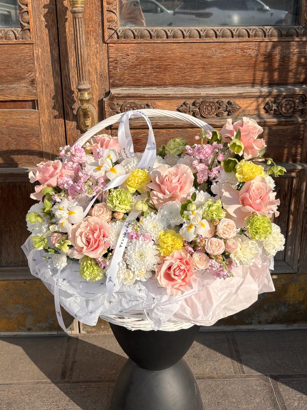 Цветочная композиция в корзине в кремово - розовой гамме