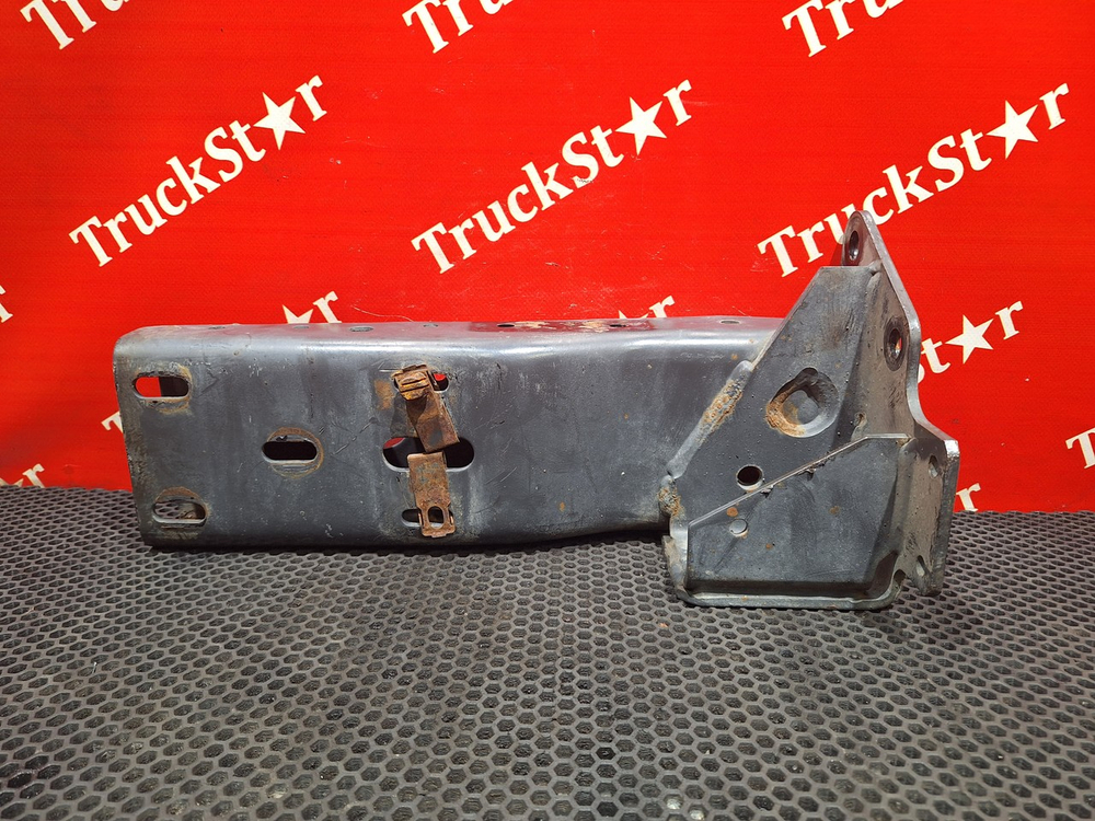 Кронштейн  подножки правой