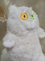Кот белый с разноцветными глазами, сидит, 25 см