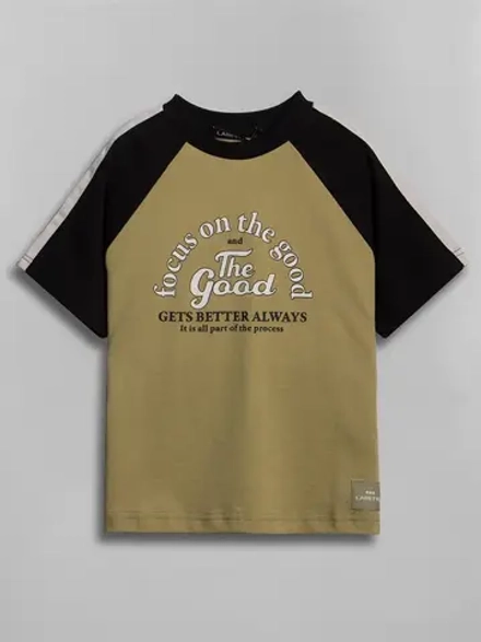 Бежевая спортивная футболка для мальчика