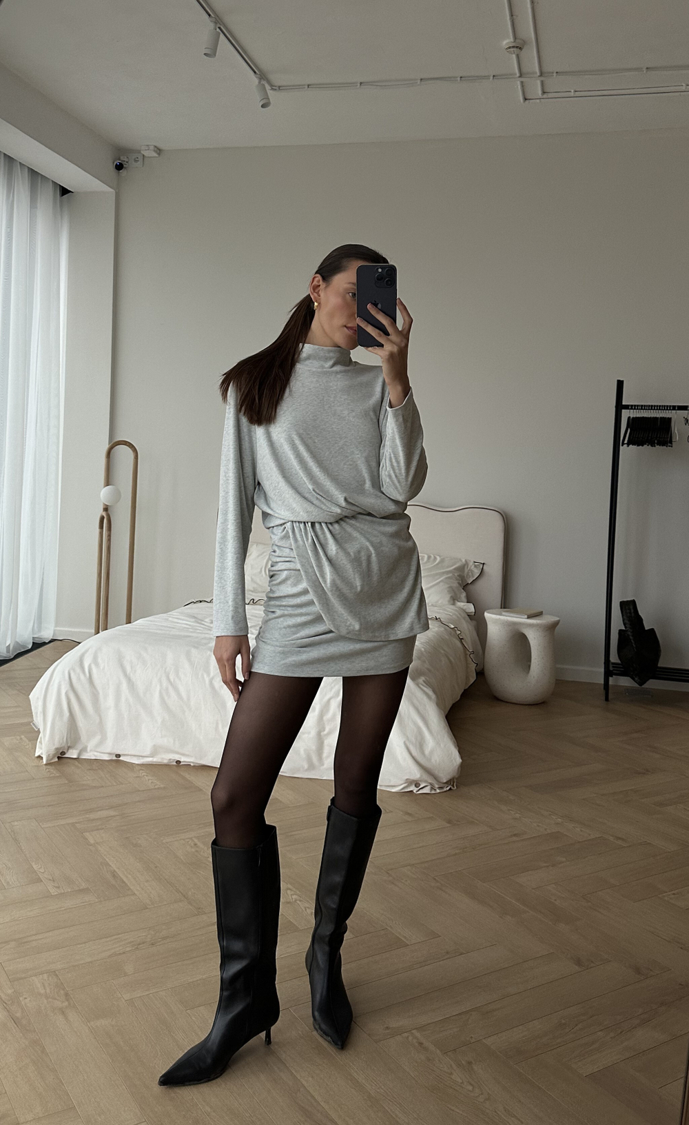 Платье из трикотажа с драпировками серый меланж