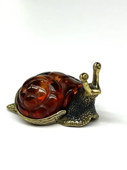 Бронзовая статуэтка на янтаре