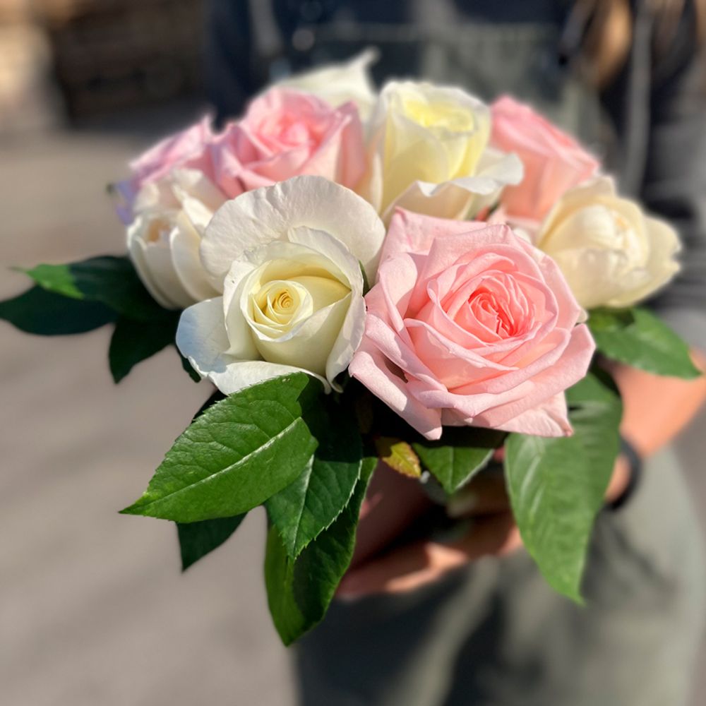 Вдохновляющий микс — композиция ароматных роз — d ~ 25 см