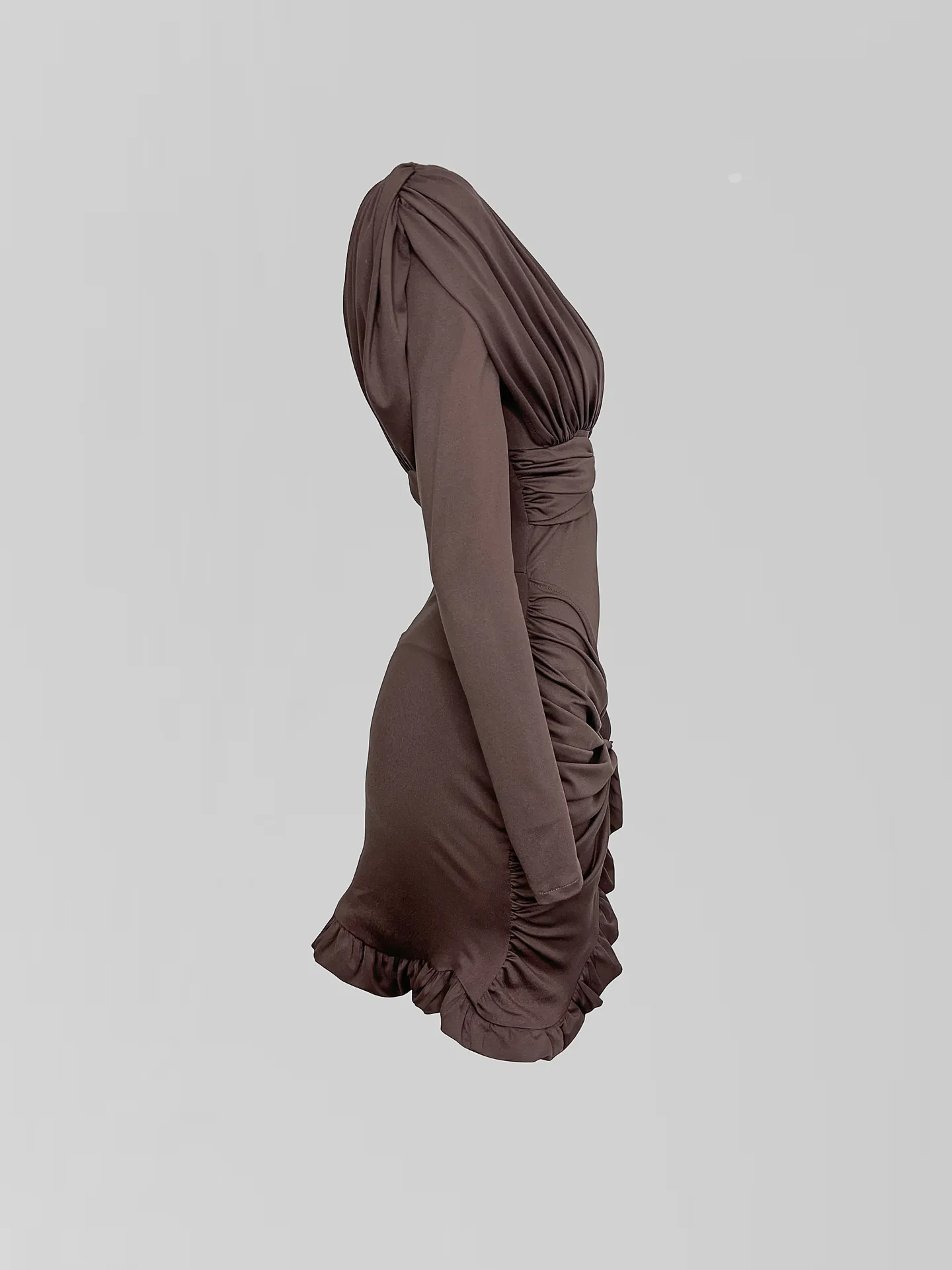 Платье Dzhadagaevs однотонное короткое с перекрученным низом и боди