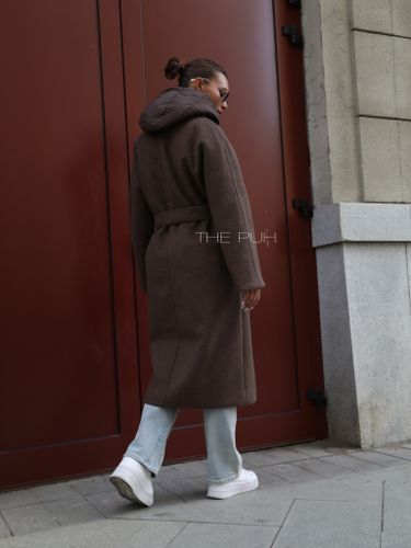 Коричневое двубортное пальто с поясом и жилетом