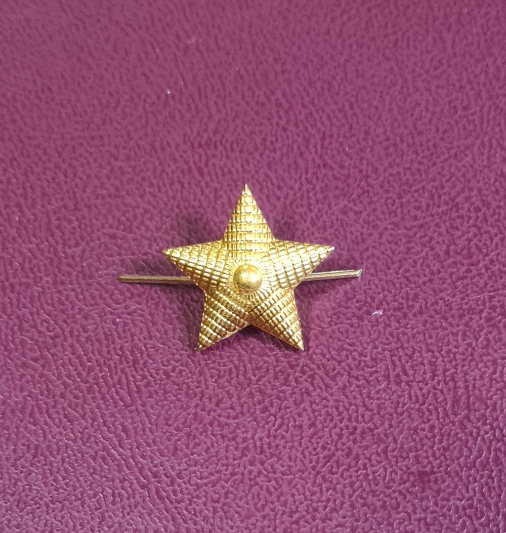 Звезда на погоны н/о рифленая большая золотая