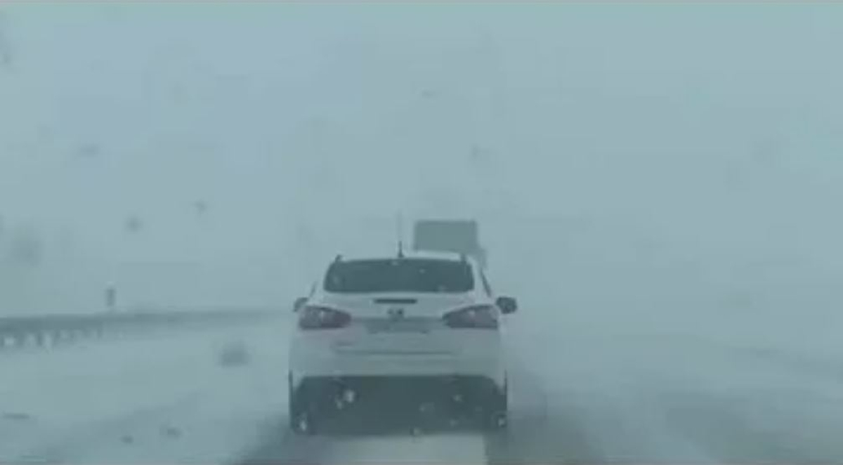 Мощный снежный циклон парализовал движение на трассе М-4 «Дон»: многокилометровая пробка и ДТП