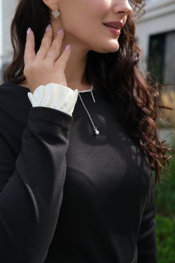 Платье-футляр черное из вискозы со съемной оборкой