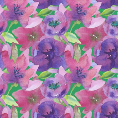 Фиолетовые и розовые акварельные цветы на зелёном фоне